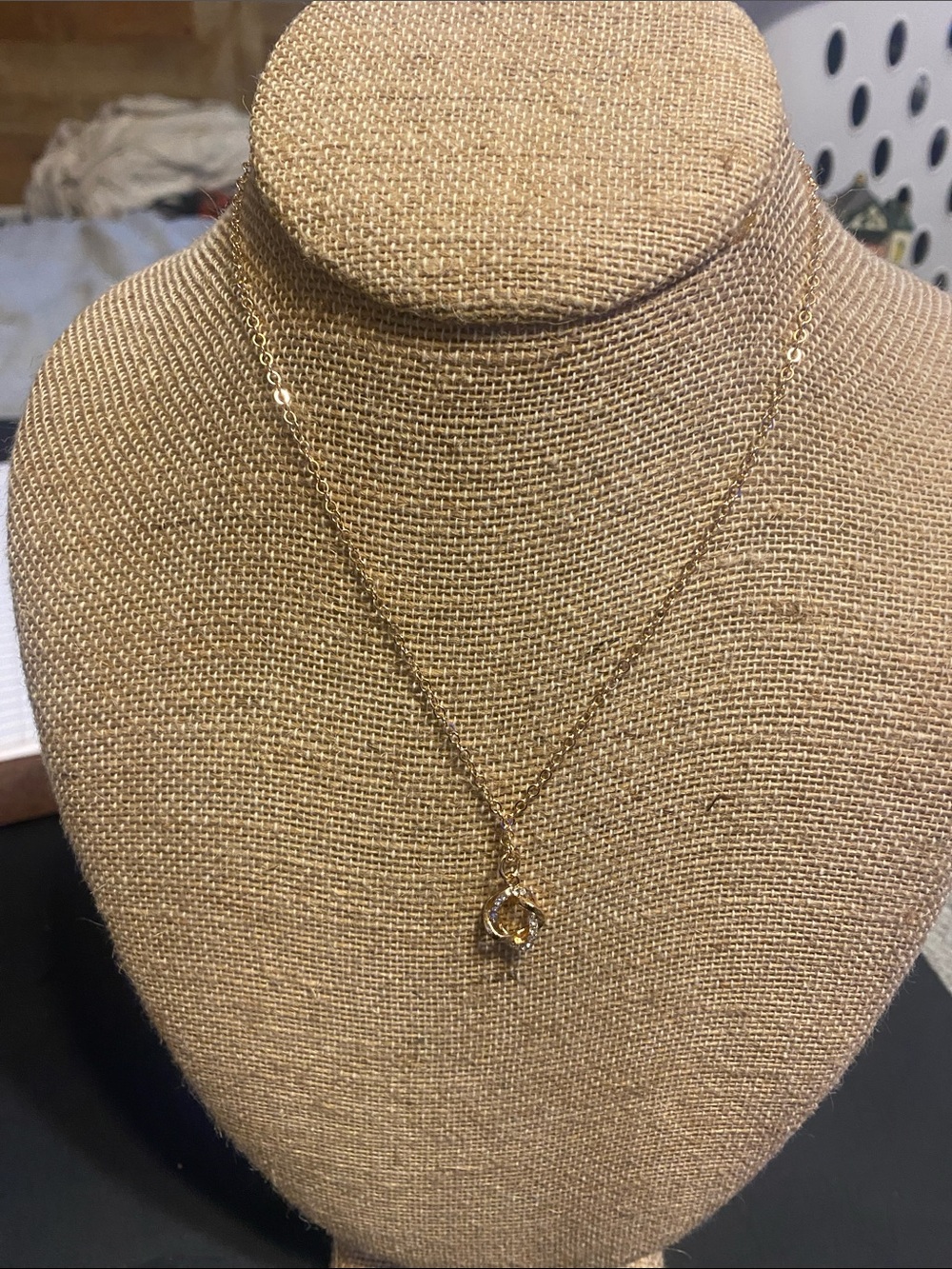 Fashion Jewelry Gold Twisted Circle Pendant Necklace